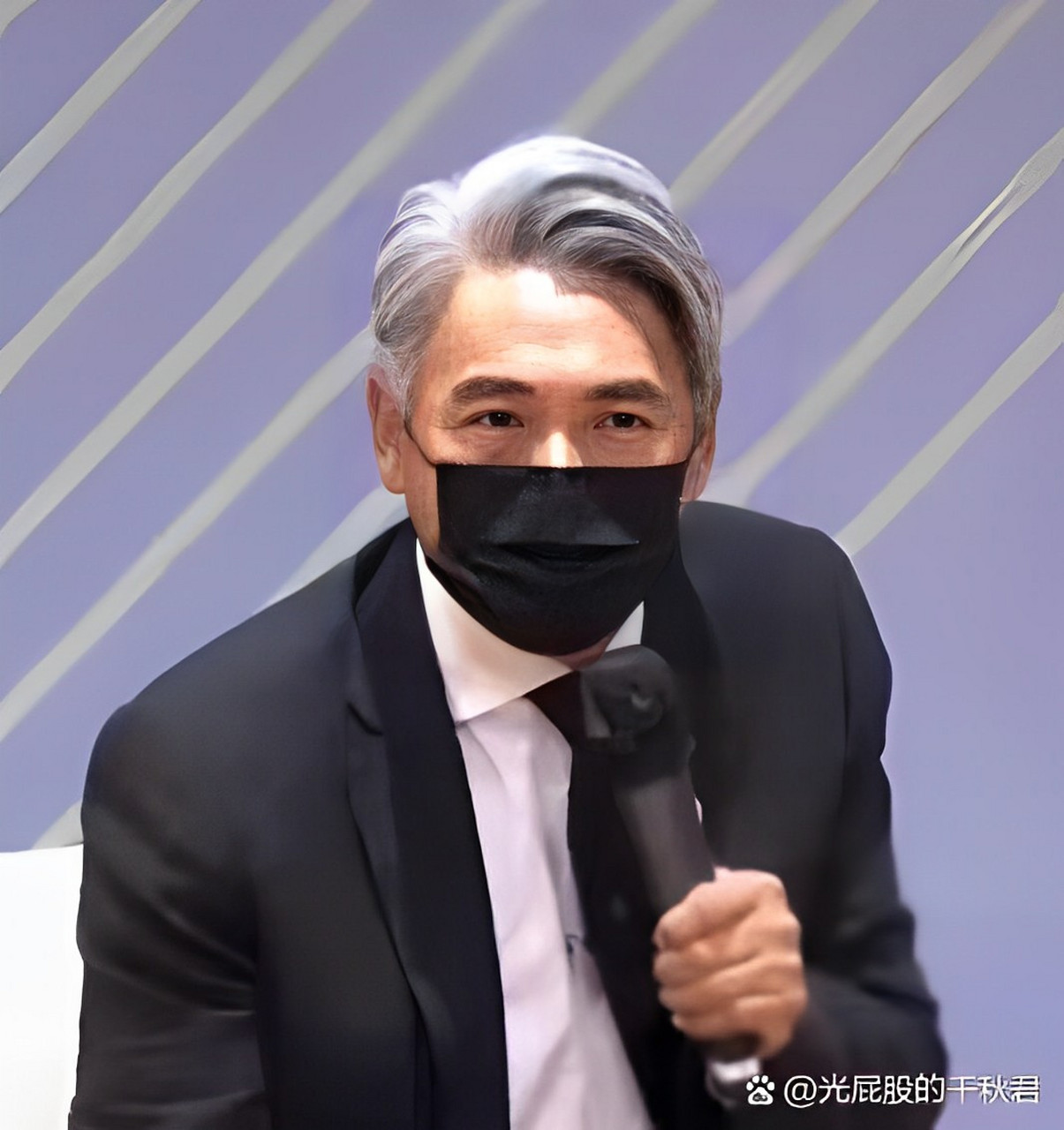 68岁周润发满头白发尽显沧桑!