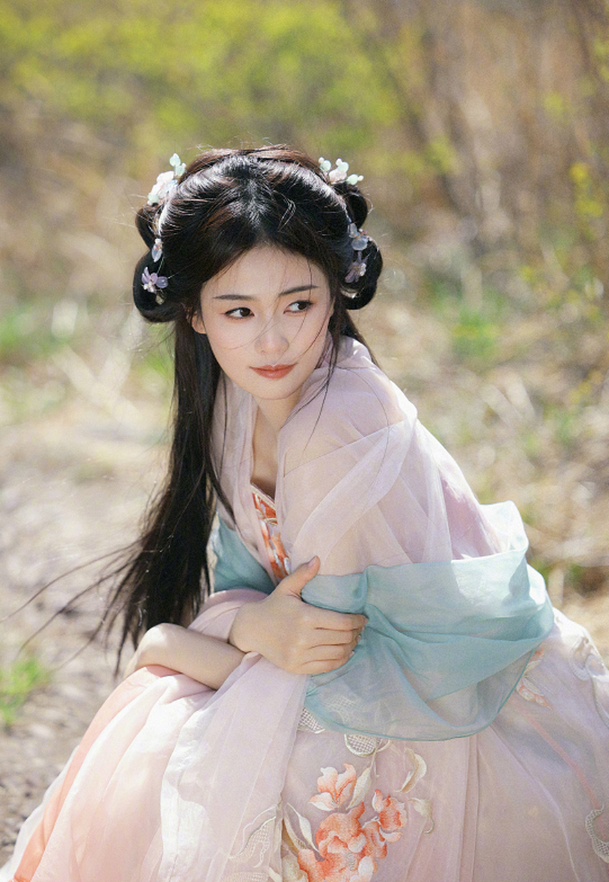 白鹿的中秋古风妆,这样甜甜的她是不是有点不适应?