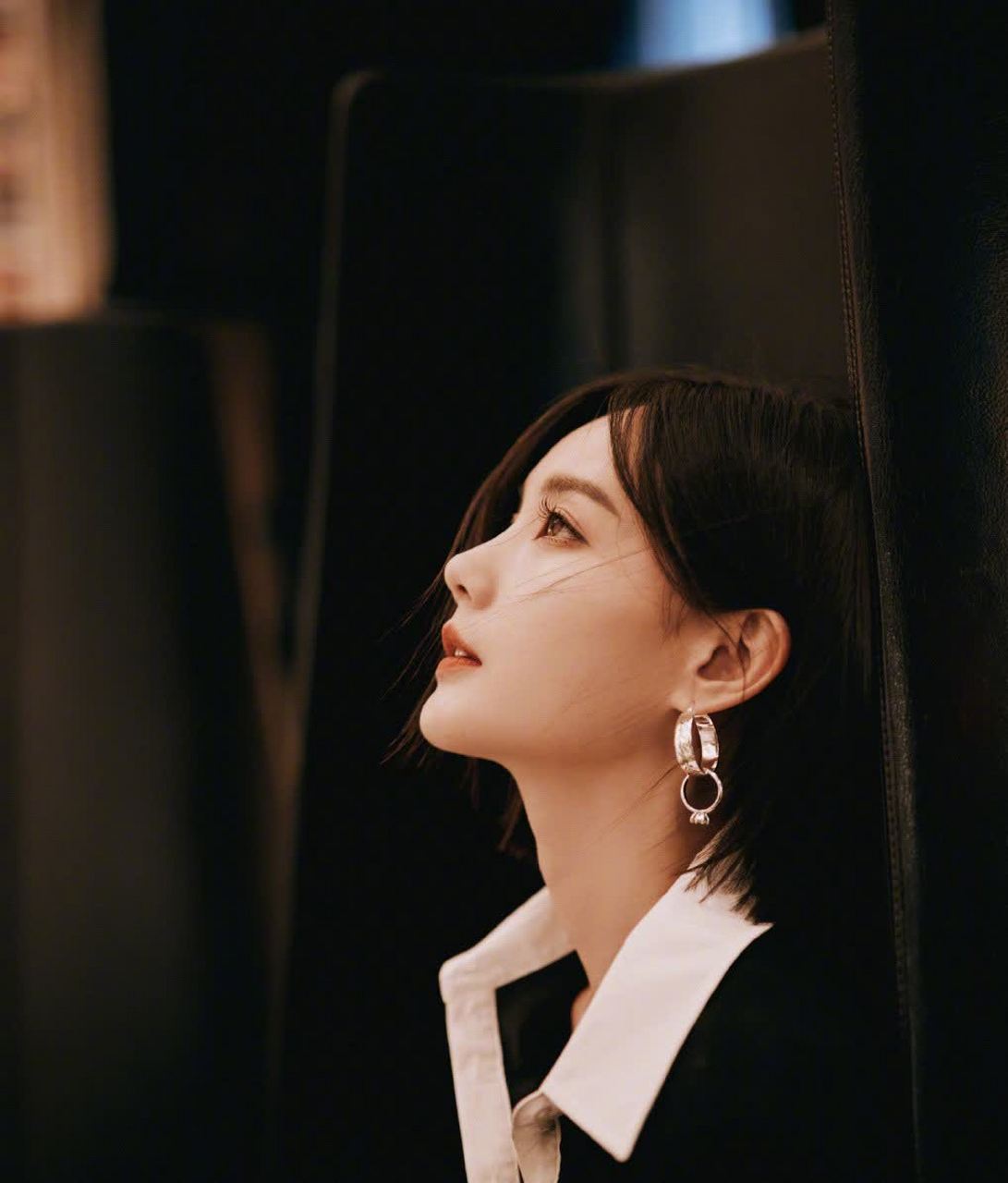 星闻#   李一桐飘逸的短发干净利落,精致的妆容高贵冷艳,白色裙子和