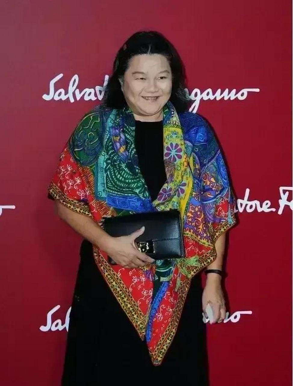 名门痞女洪晃和巩俐昔日一起走红毯,这才是绝世美颜和有趣灵魂的碰撞