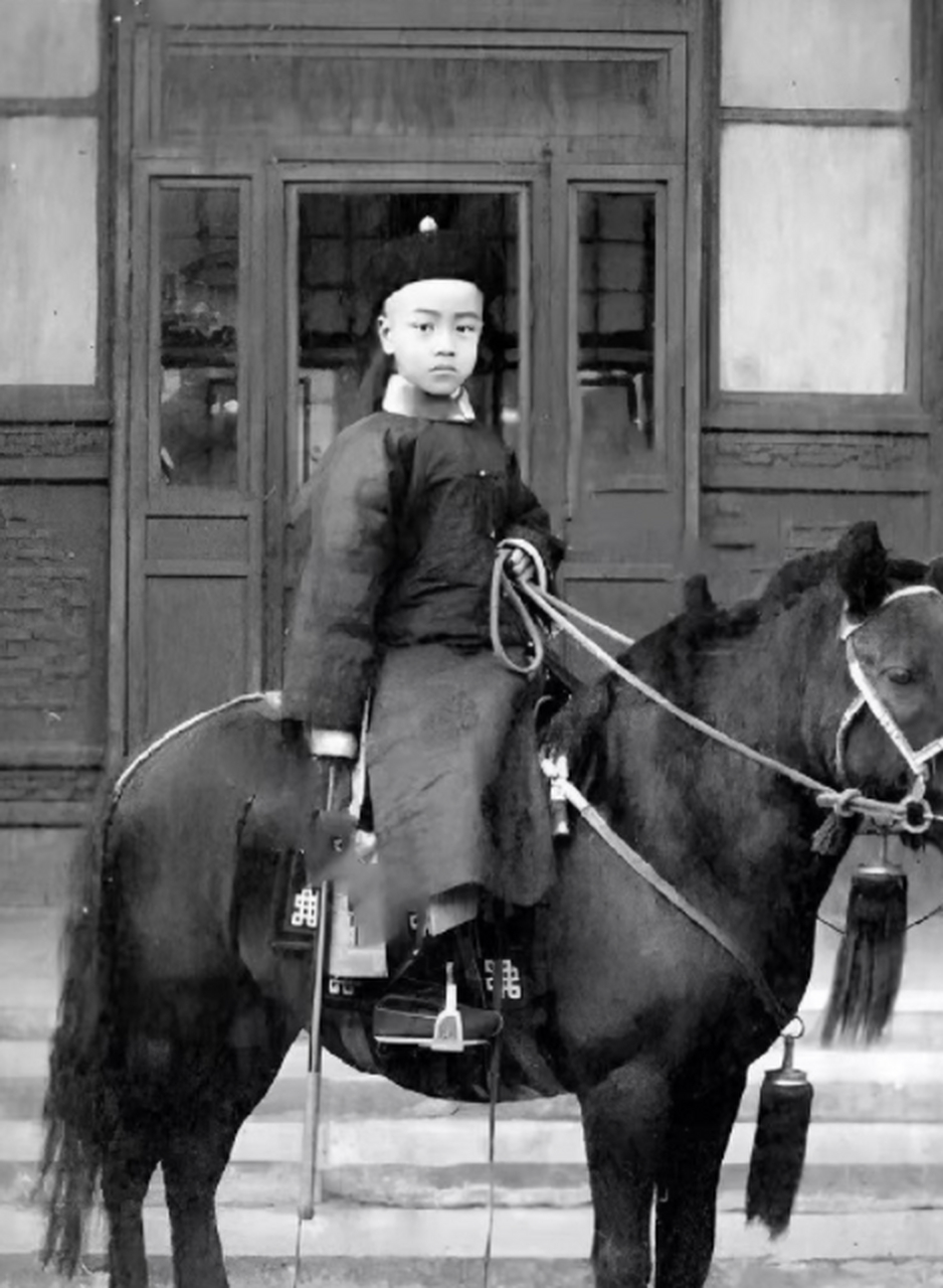 骑马的小王爷,爱新觉罗.溥伟,拍摄于1886年左右,地点是在恭亲王府.