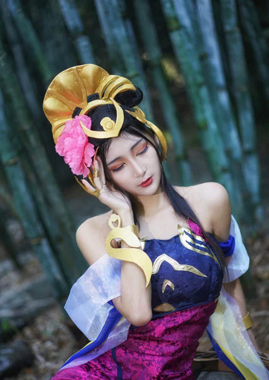 cos show#《王者荣耀》中,"杨玉环"cos手持琵琶,半遮脸.