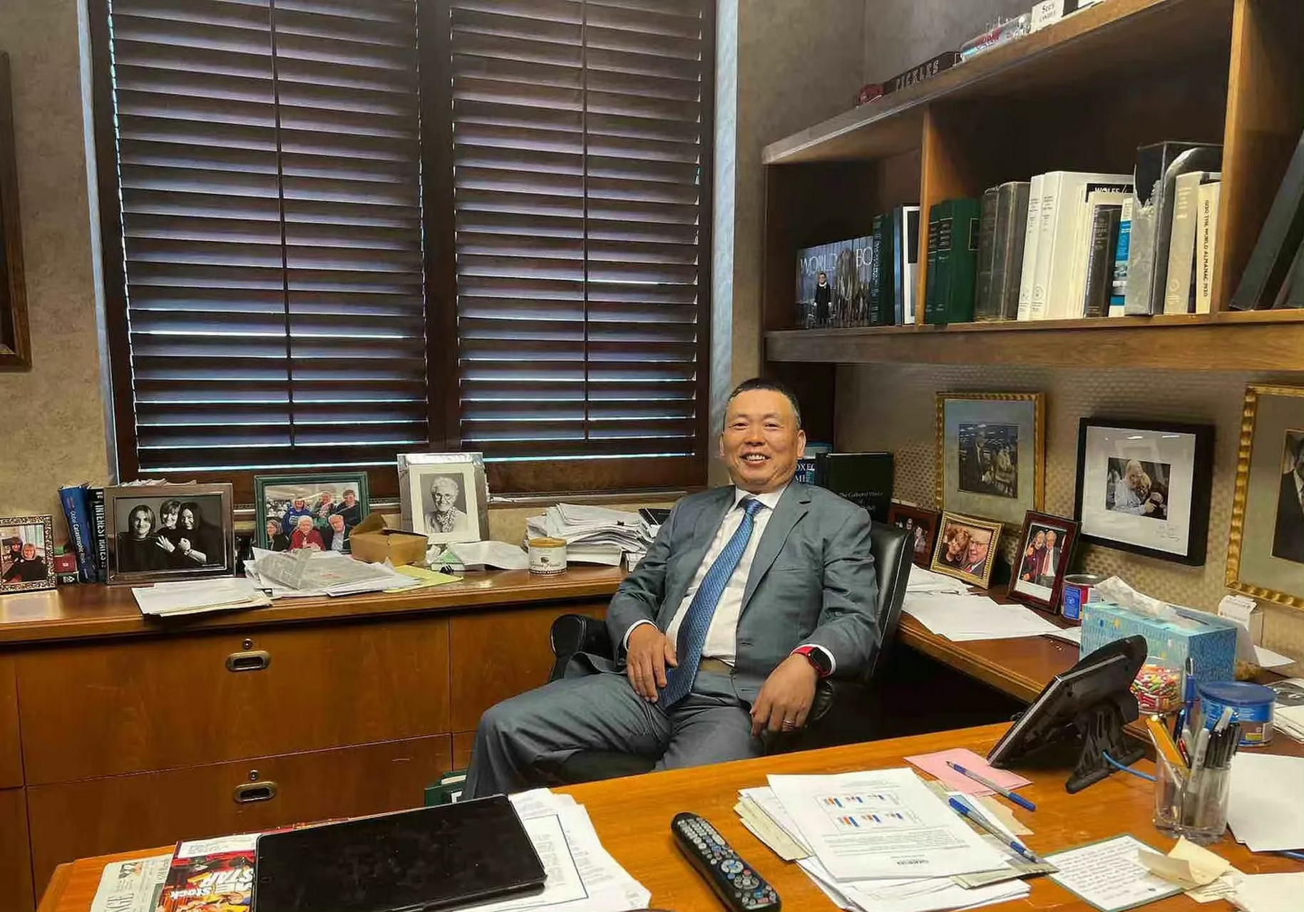 段永平近照曝光,坐在巴菲特仅16平方的办公室内,大佬都主打大道至简