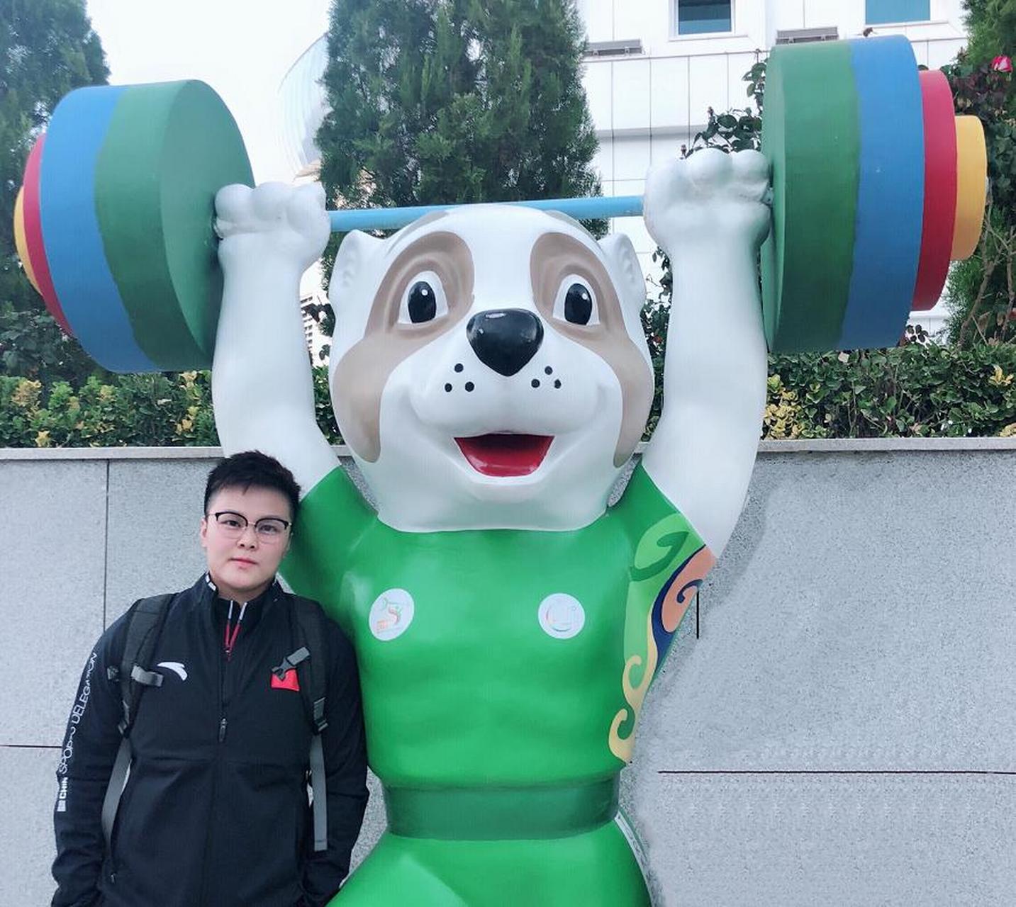 奥运举重冠军汪周雨,虽然平时打扮得像男孩,但确实很招女孩喜欢