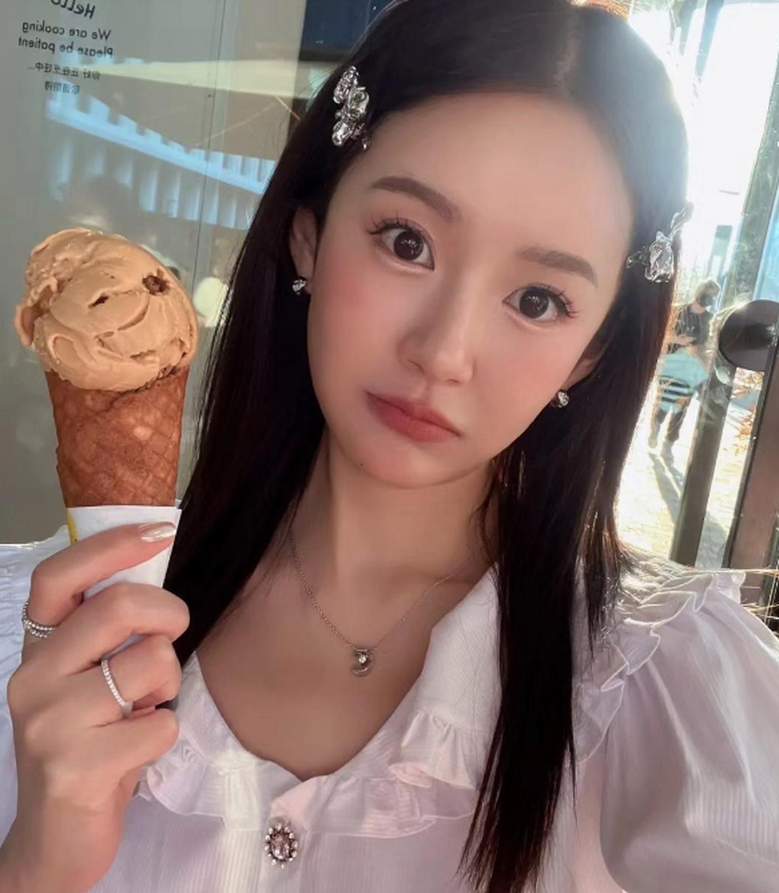 张子萱拿着巧克力冰淇淋自拍,粉白搭配清新甜美,连拍照都在努力扮可爱