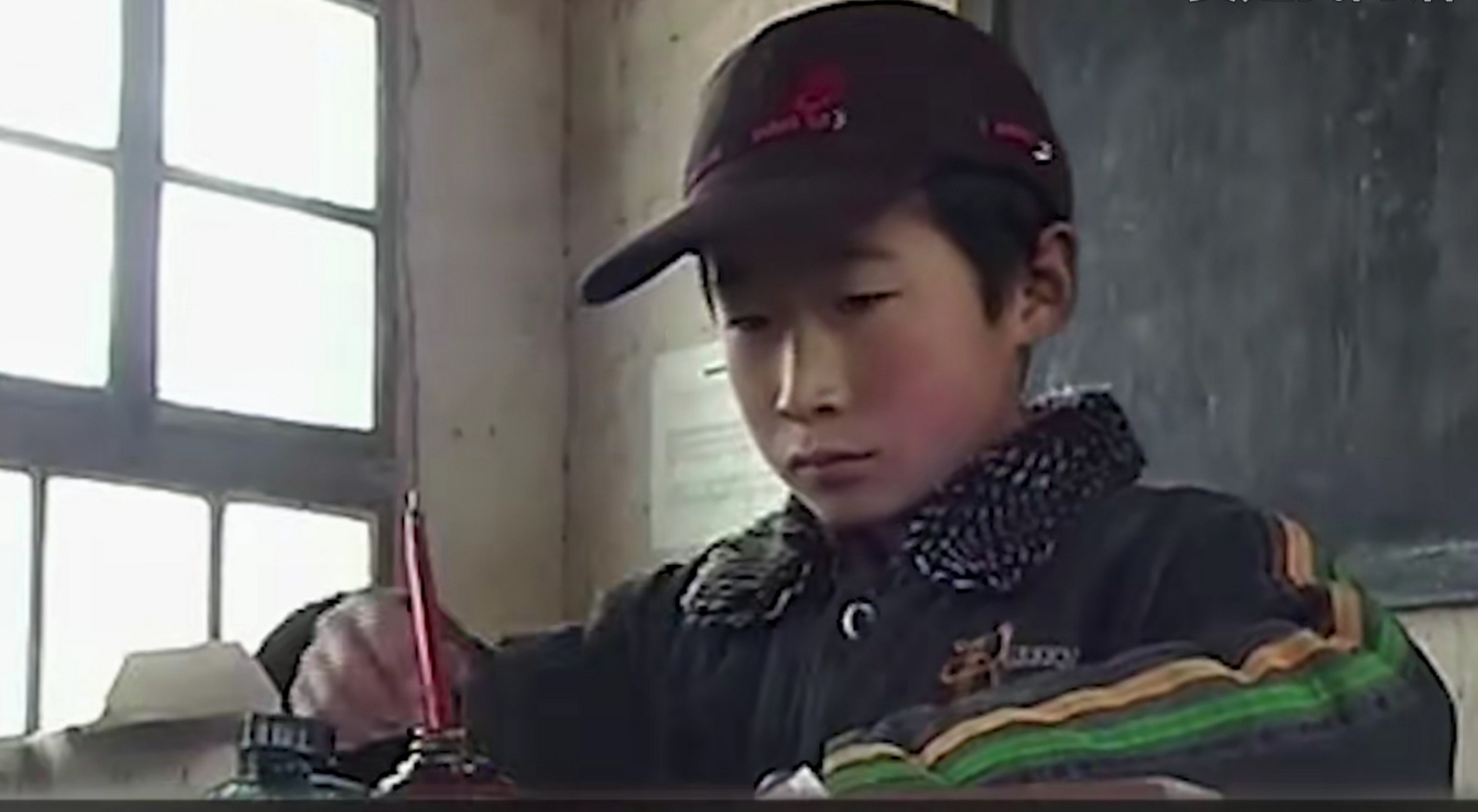 一个痴迷陀螺的小男孩 上世纪80年代,小学生席布鲁去上学又迟到了,他