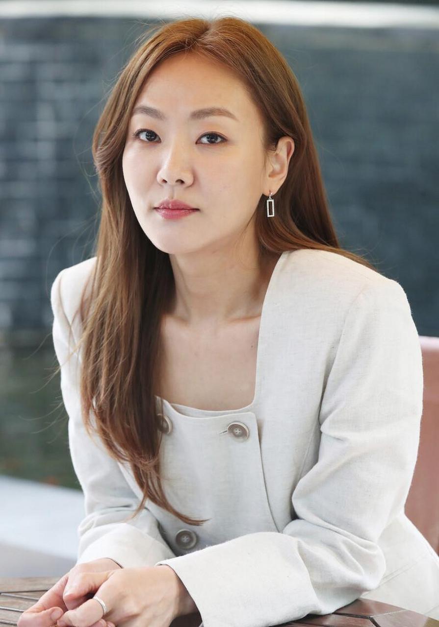 韩国女星尹智慧身着白色西装,清纯干练