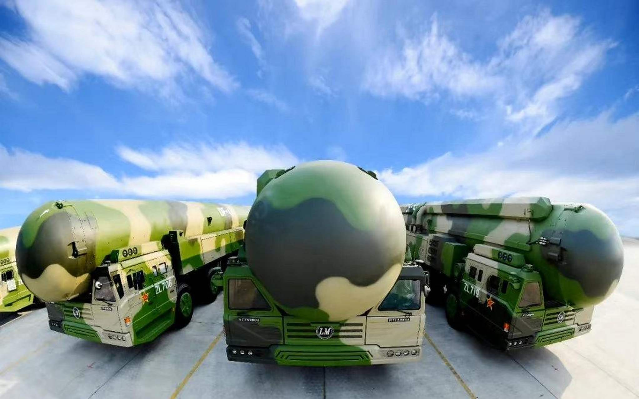 转发一张官方的图片,国产东风-41洲际弹道导弹,这张照片拍得蛮有意思