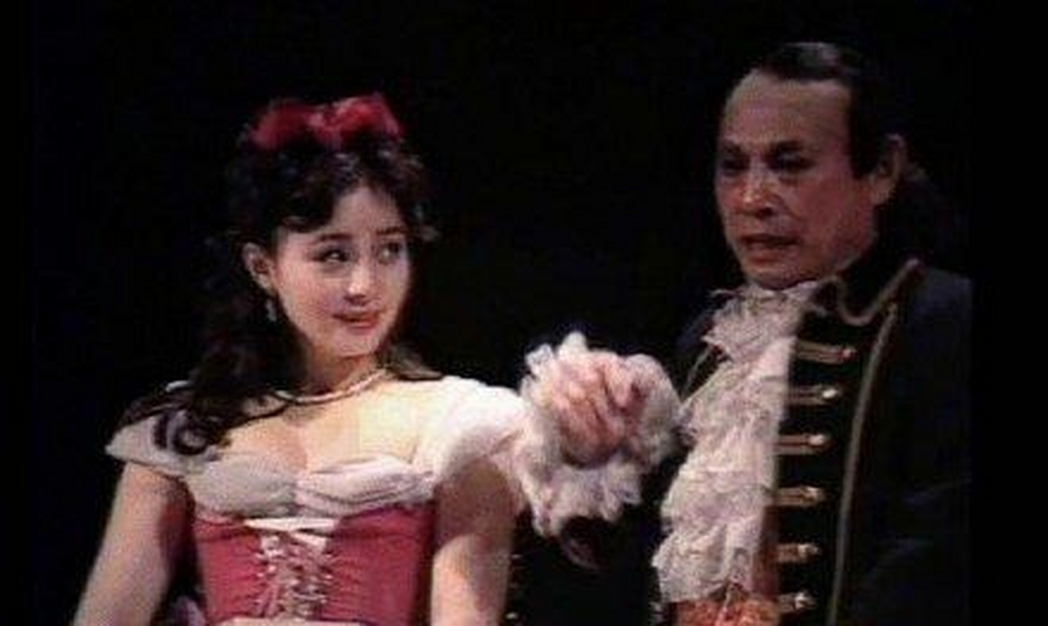 近日,有网友晒出宋丹丹25岁时出演话剧《上帝的宠儿》的旧照,身穿公主