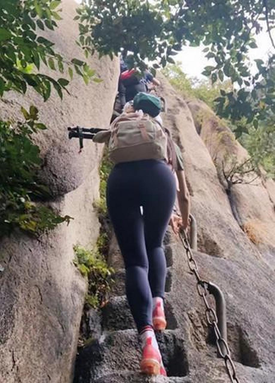 穿瑜伽裤爬山不难受吗?