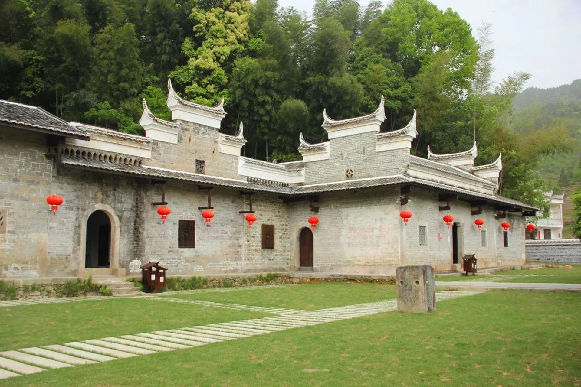 景区的具体位置是在竹塅村.