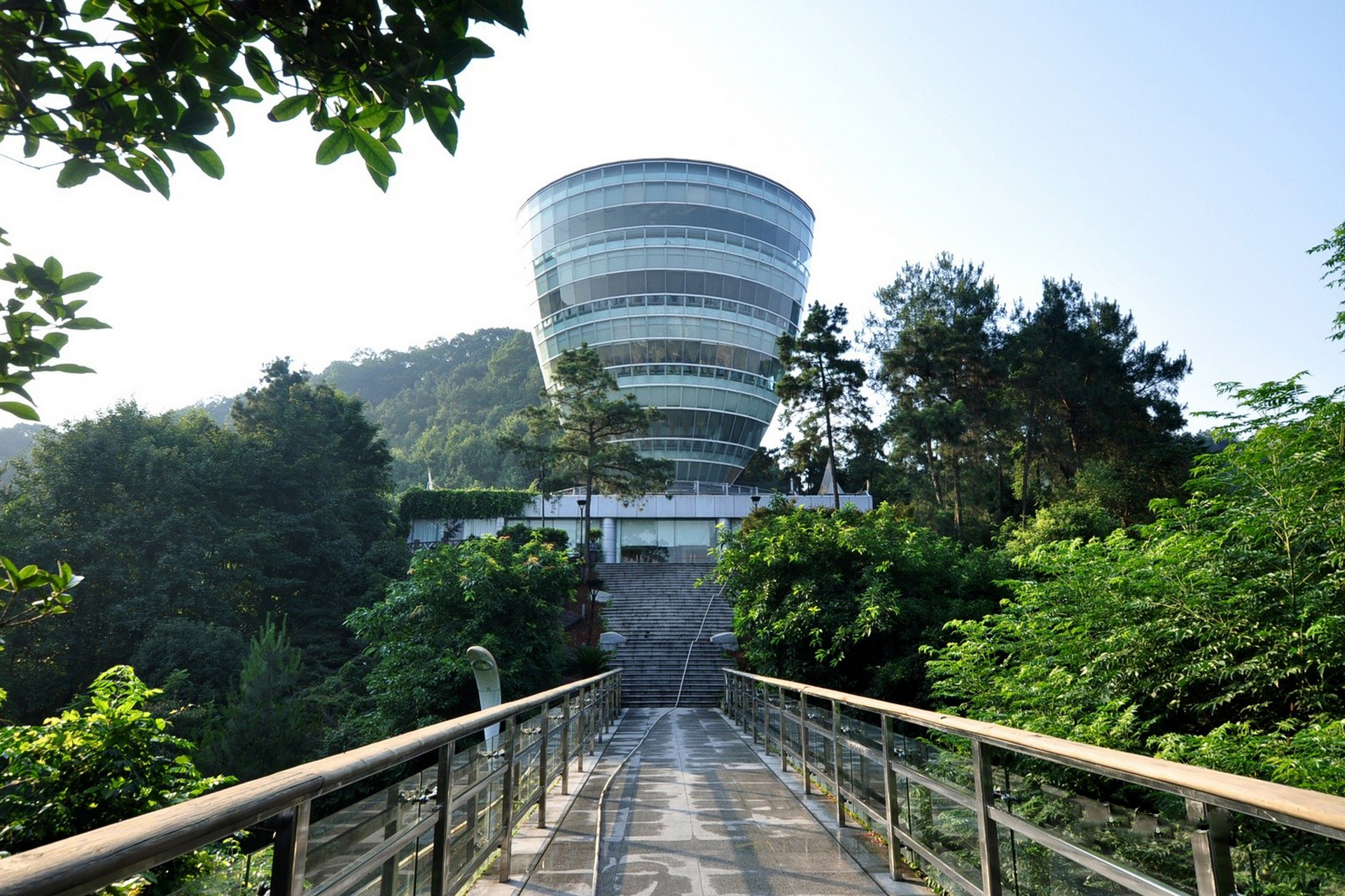 重庆南山一棵树:是王家山脉临江半山腰的绝佳观景地,与重庆主城区隔江
