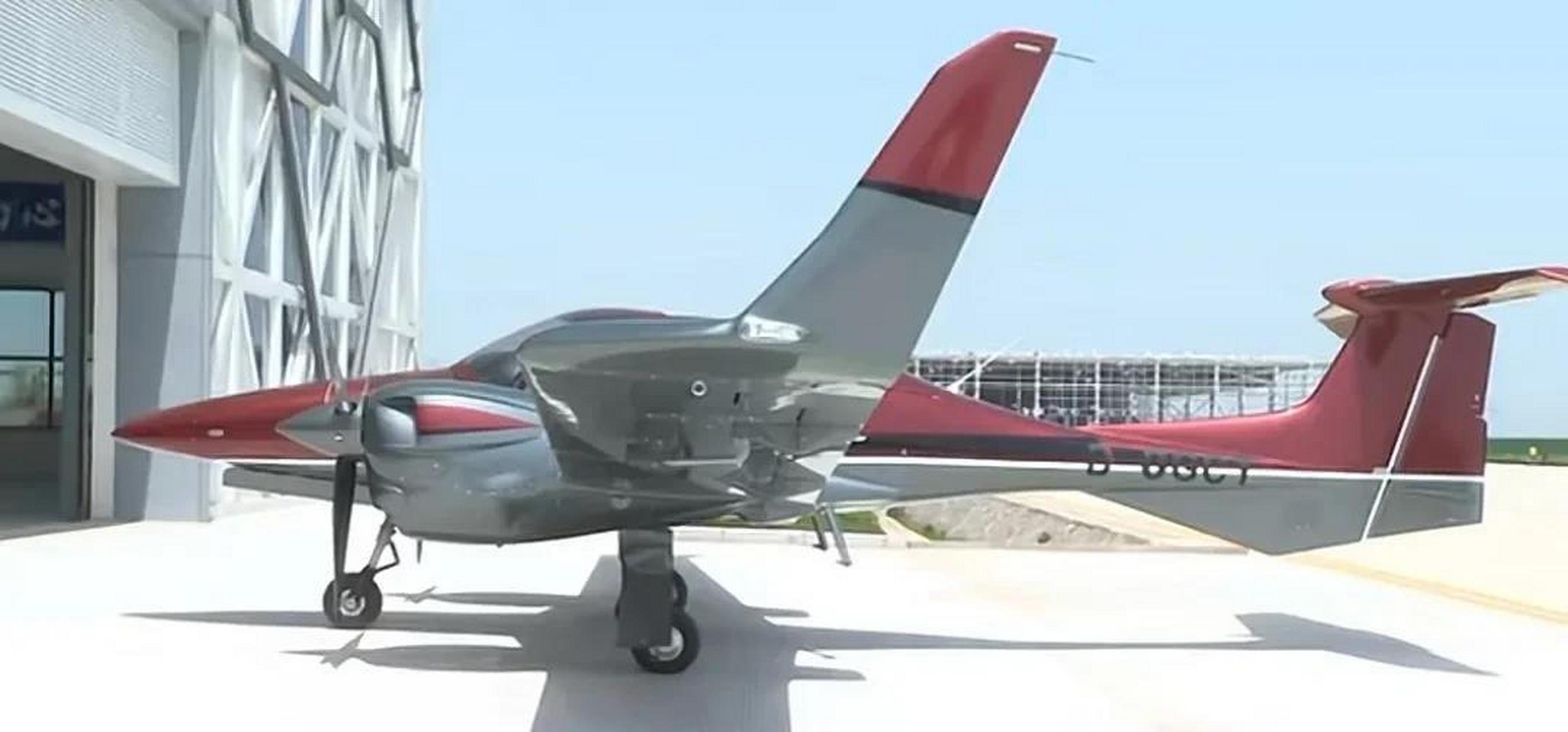 国内首架私人订制飞机da42在芜湖钻石航空园区交付机主