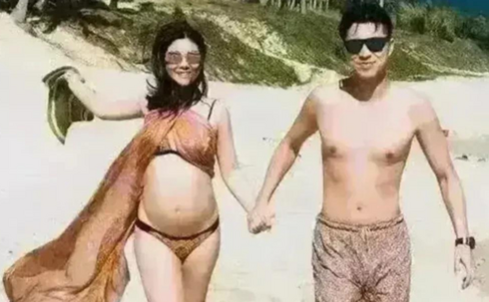 李小萌挺着孕肚在海边度假!