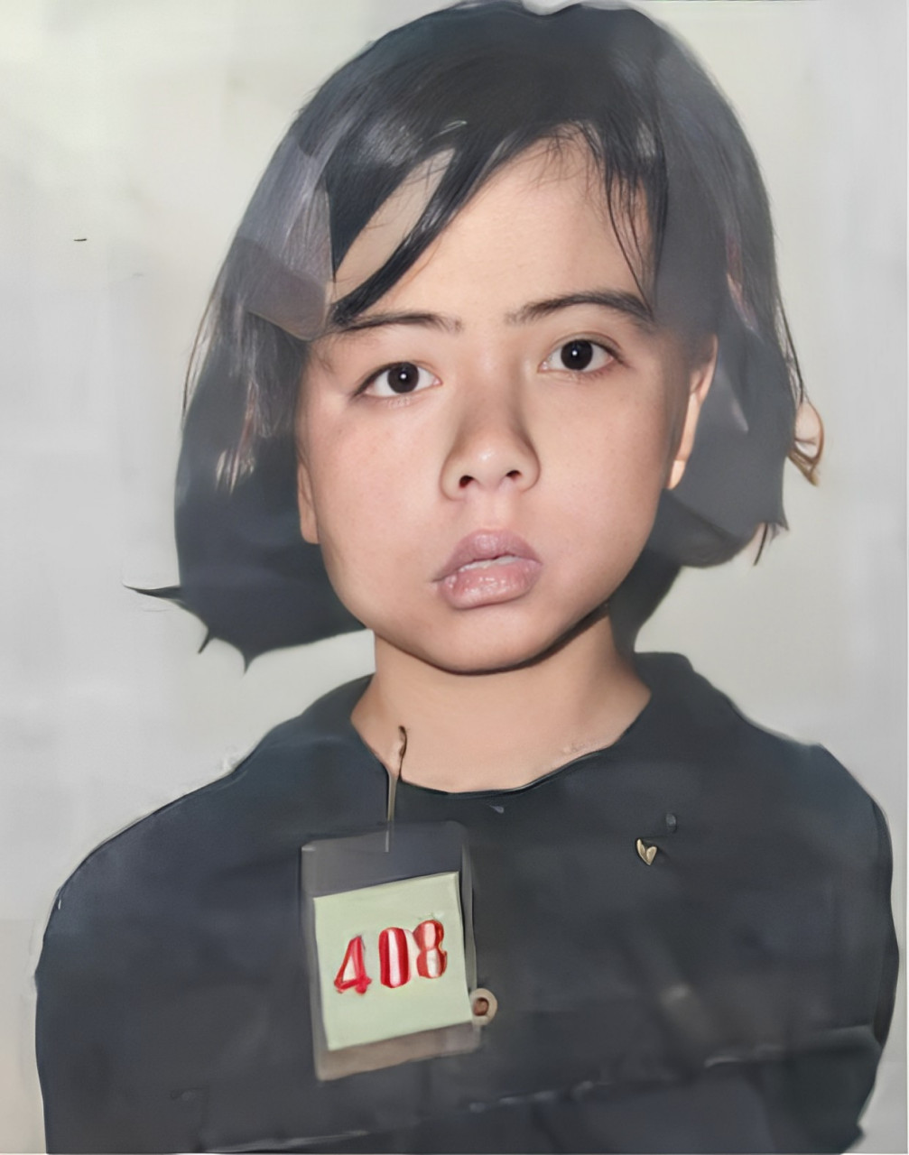 1977年,一名9岁的柬埔寨女孩在被处决前不久在金边监狱被拍到!