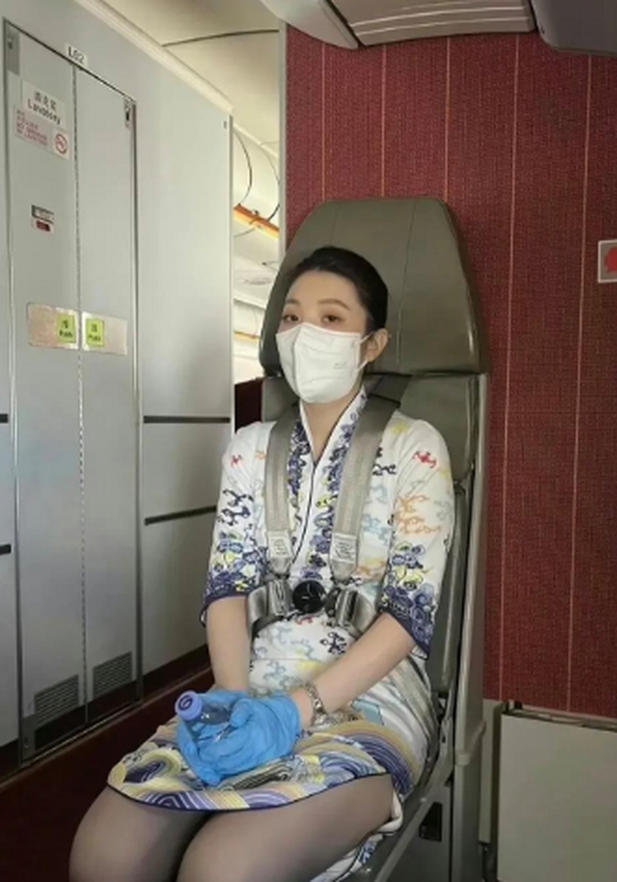 跟空姐面对面好尴尬,说点什么能引起她的注意呢