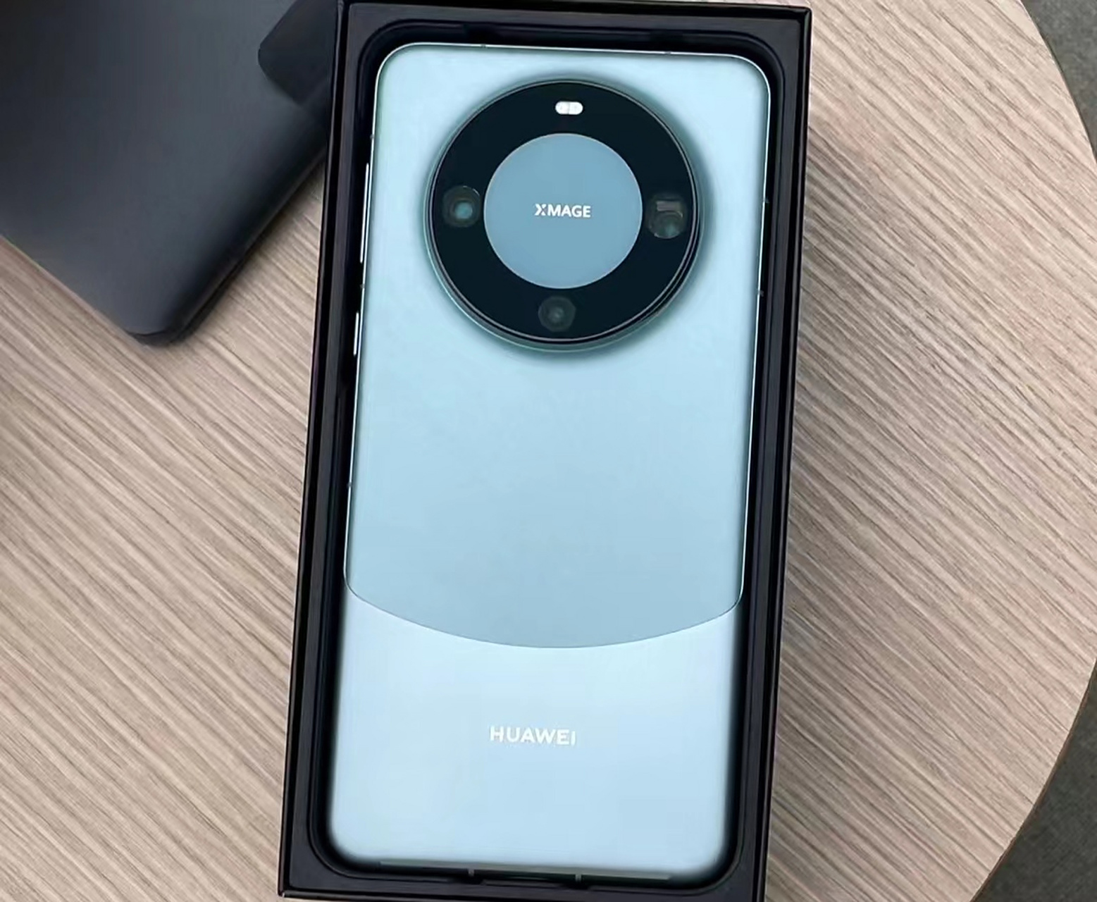 最吸引人的地方就是华为麒麟9000s芯片,这是一款采用5nm制程的芯片.