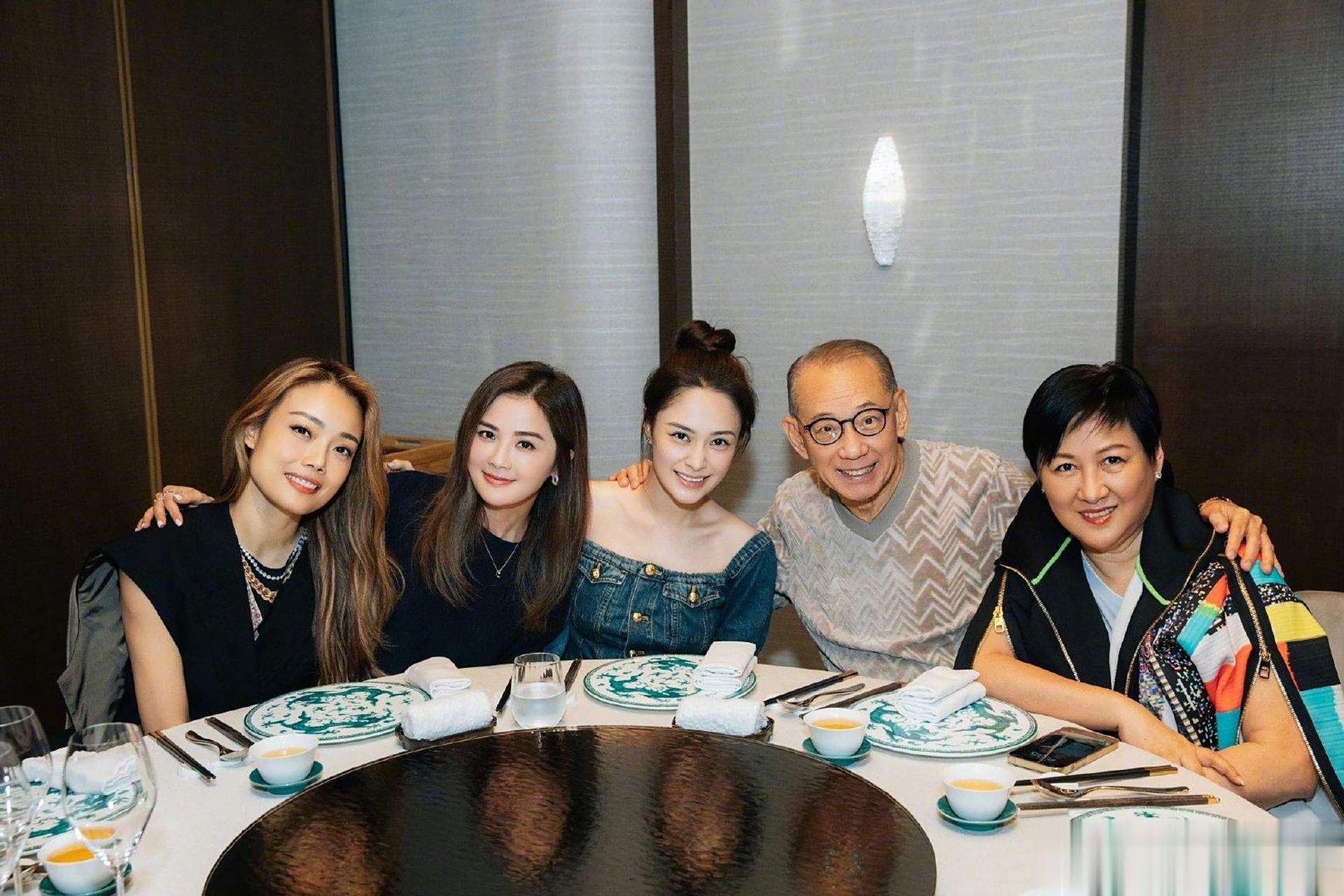 容祖儿twins霍汶希晒团建合照#今日份的英皇团建照安排!