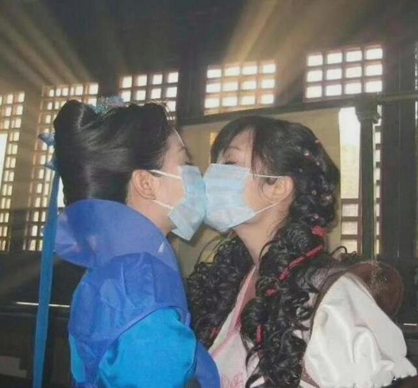 杨幂和刘诗诗曾经拍下的"接吻"的照片,但这些照片表现出了她们是关系