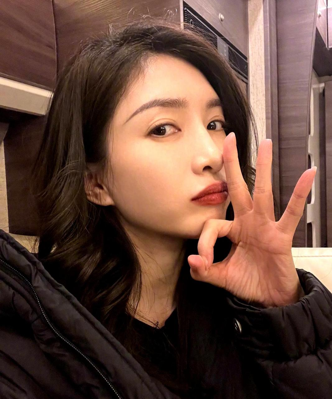 江疏影深夜晒出自拍照,她的颜值真的很高,可以说是娱乐圈一线女星之一