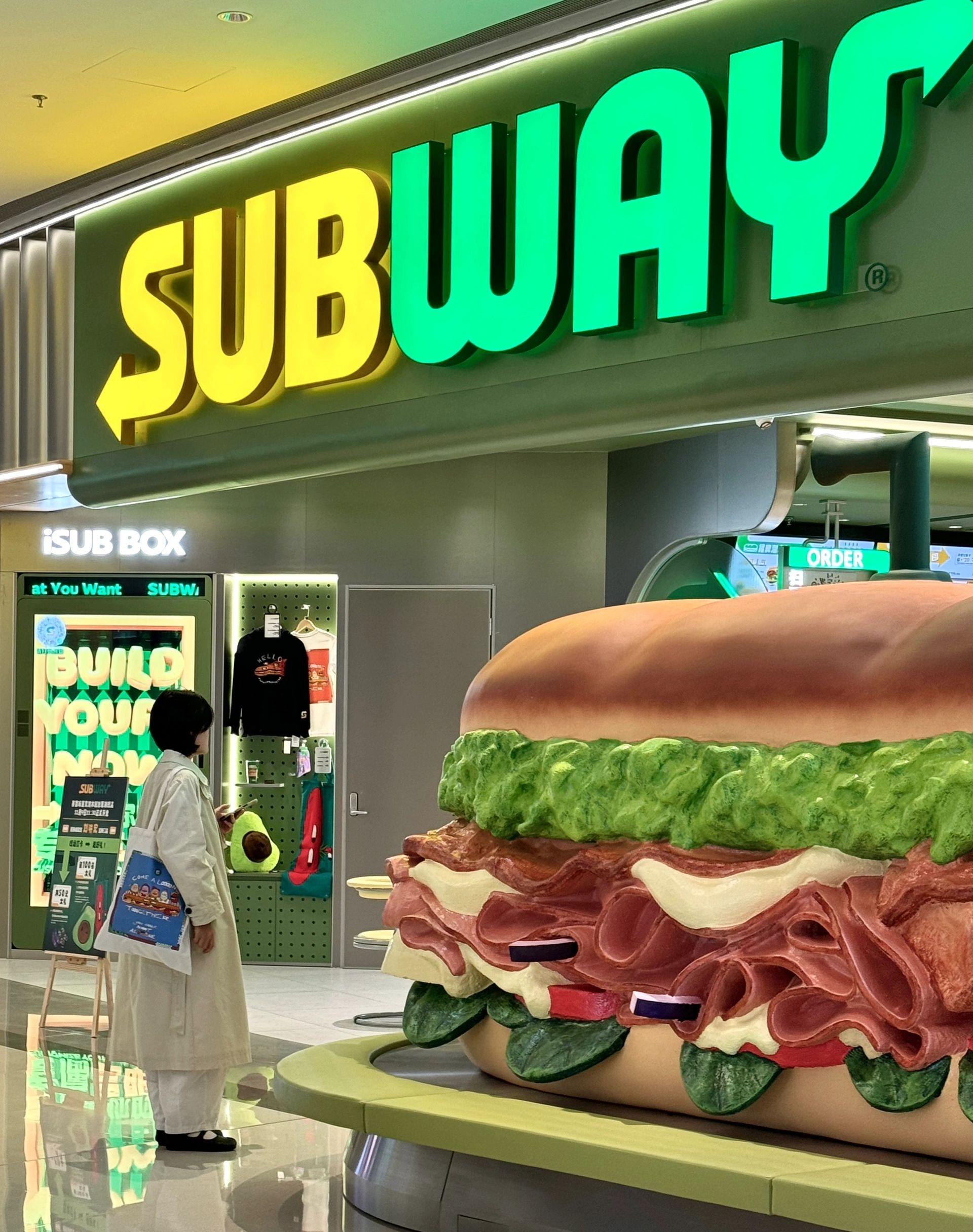 上海巨型"潜水艇"赛百味太会玩 降温后的上海和朋友来吃赛百味了 真的