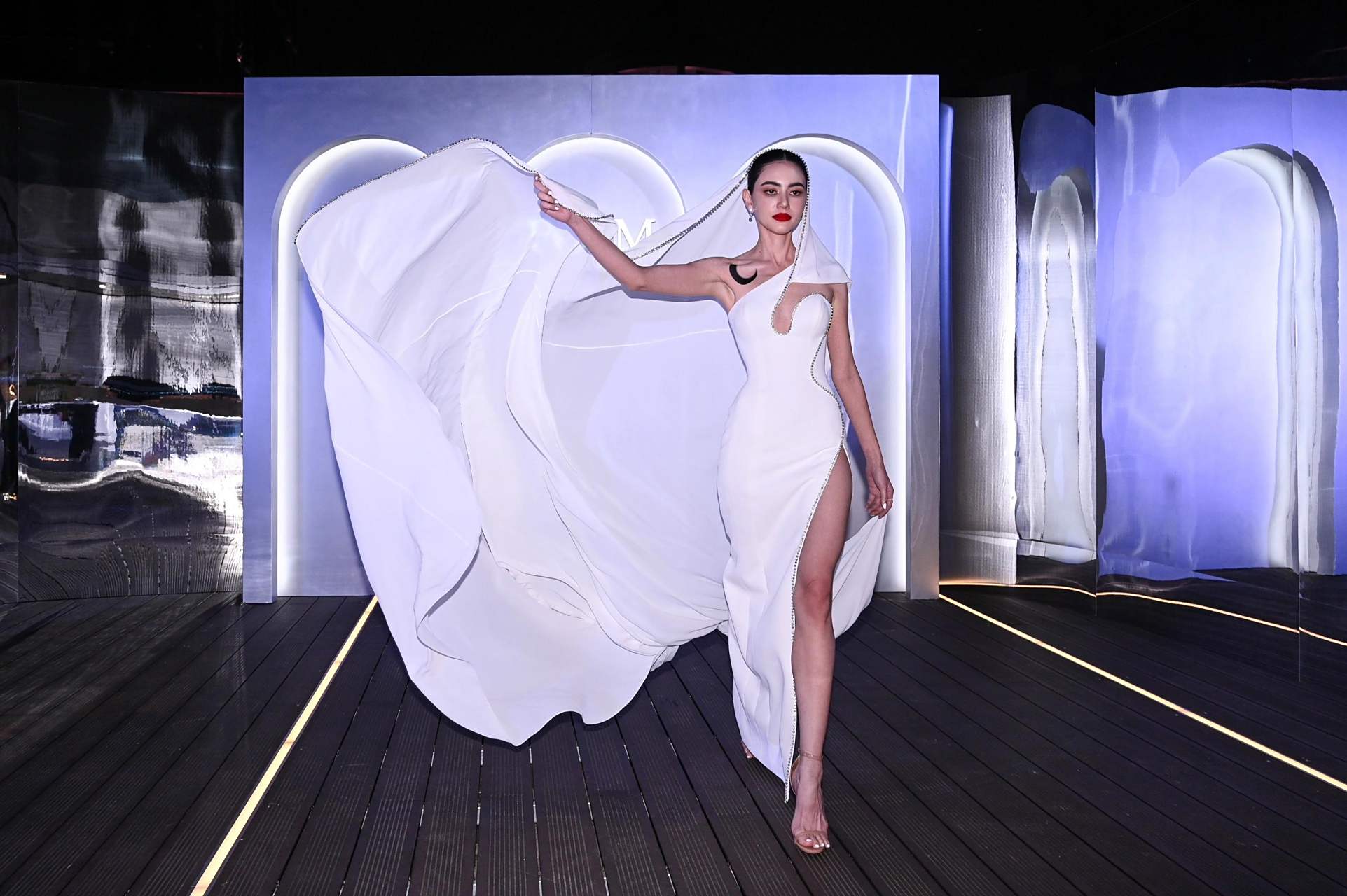 28 mai davika亮相poem上海时装秀: 作为闭幕模特,mai身着白色高定