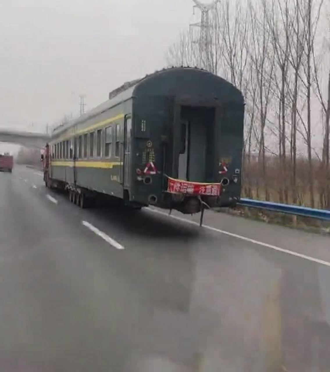 这难道就是扛着火车跑[笑哭]