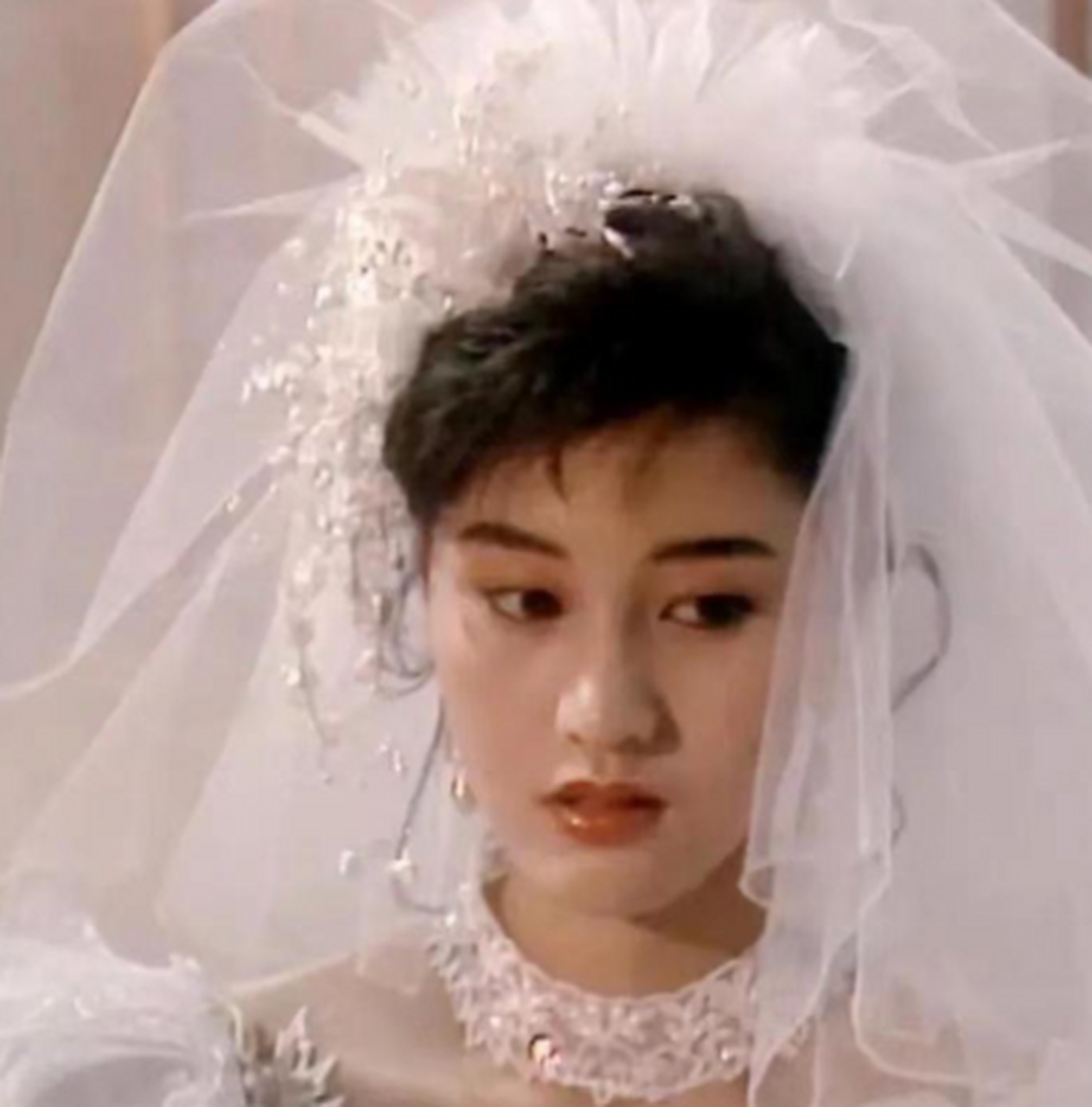 李嘉欣第一次结婚的婚纱照,是不是很漂亮
