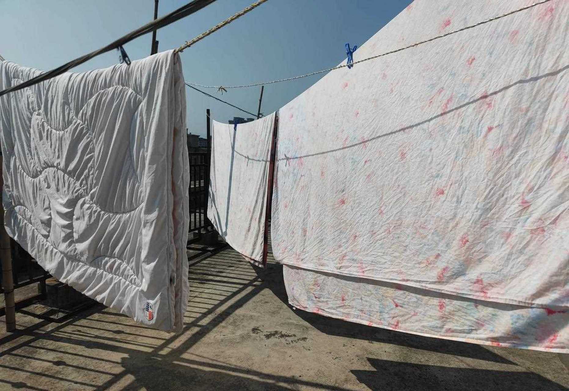 这被子不是用破的,而是洗破的,这被子刚买的时候是磨毛的,很暖和,老头