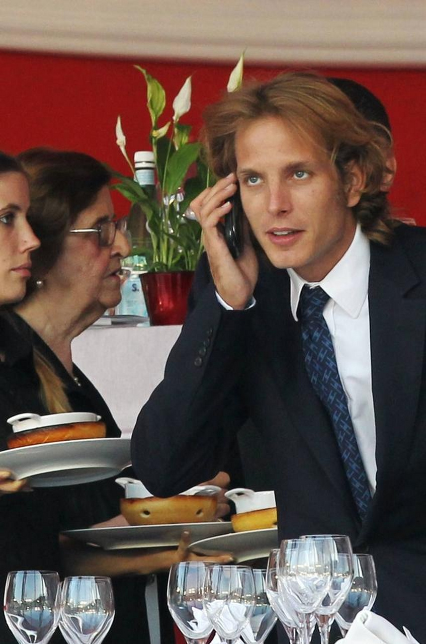 现年36岁的摩纳哥安德烈王子(andrea casiraghi)因拥有逆天颜值,忧郁