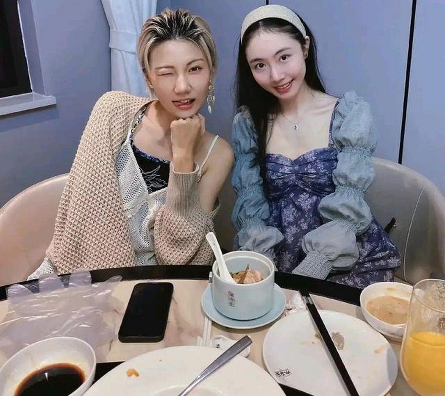 陈露和王萌又双双更新了社交动态,有股"挑衅"的味道