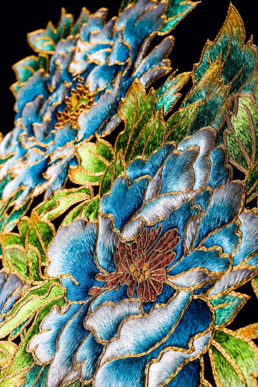 洛阳雀金绣织绣技艺传承人王丽敏的作品"龙瓶牡丹"局部.