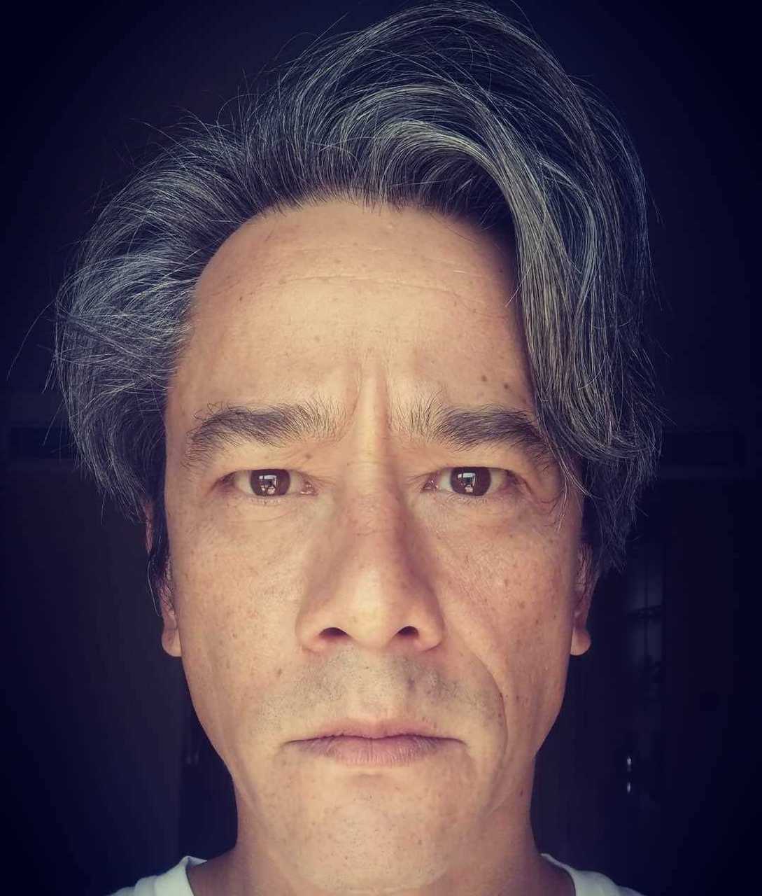 香港著名演员吴耀汉的儿子吴嘉龙照片,他今年已经46岁很有男人味