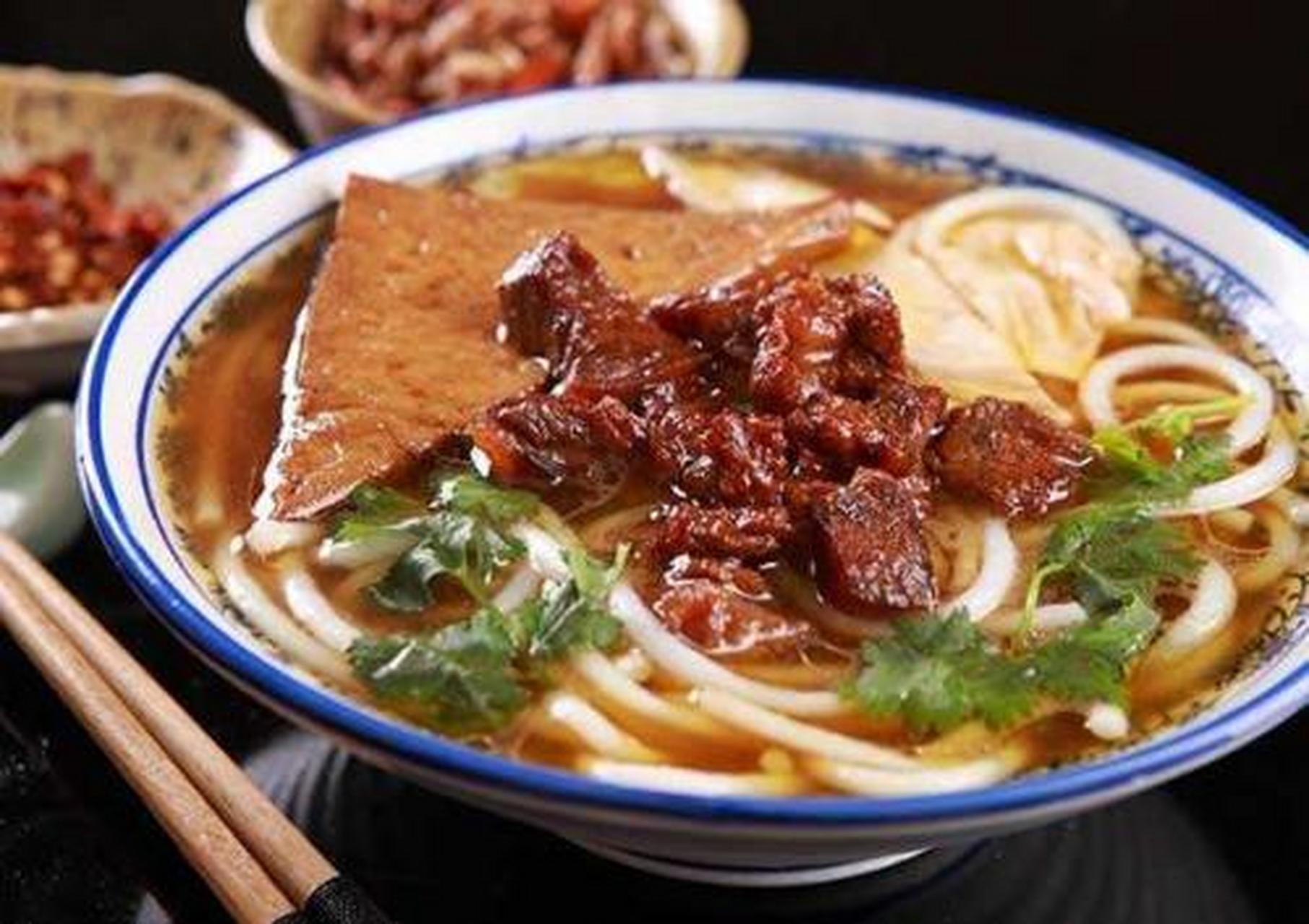 花溪牛肉粉是贵阳的特色小吃兼早餐,它的原材料选用特制汤料,加上美味