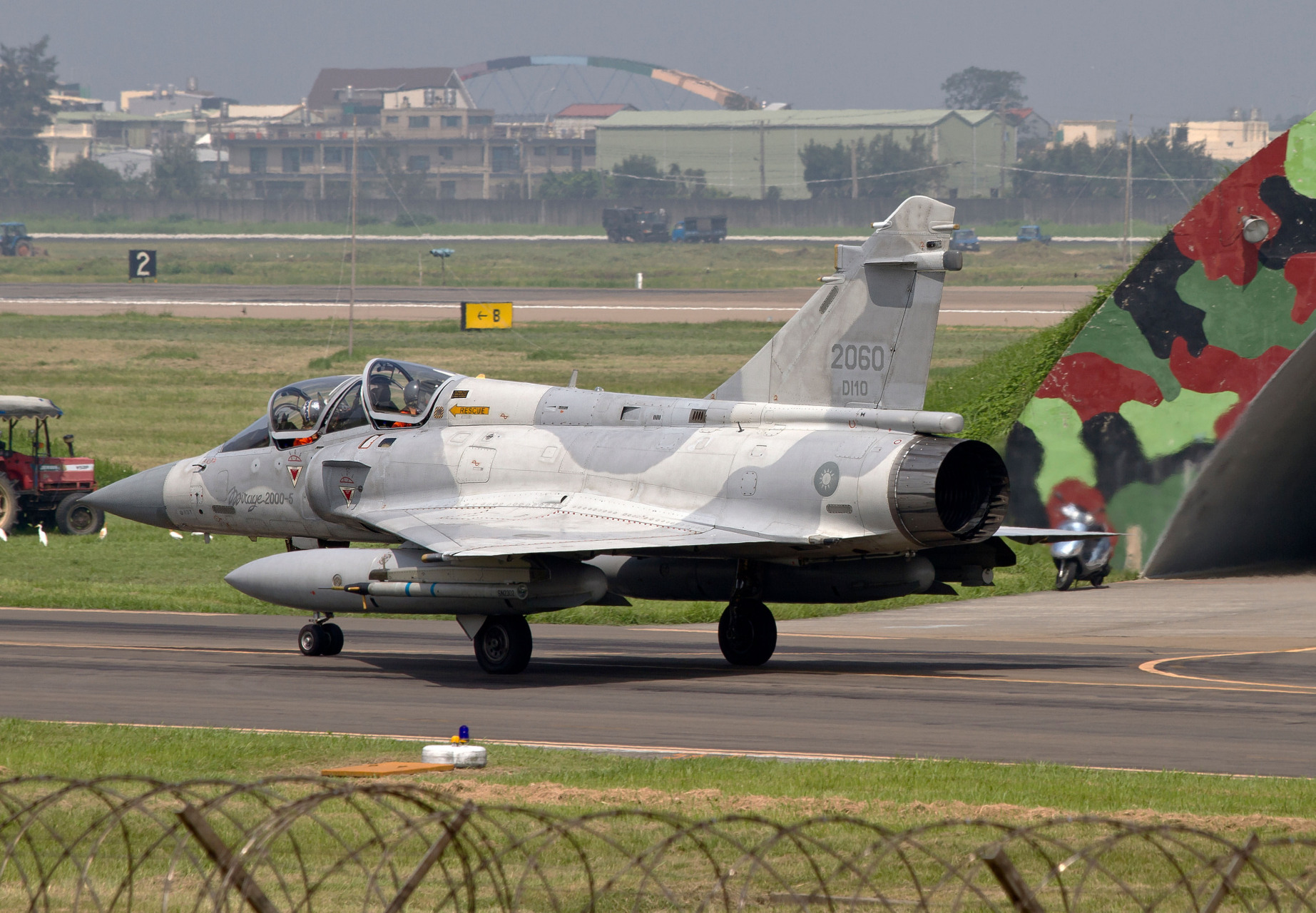 东南某省装备的幻影2000-5战斗机,图片中可以看到战斗机的机堡,大家