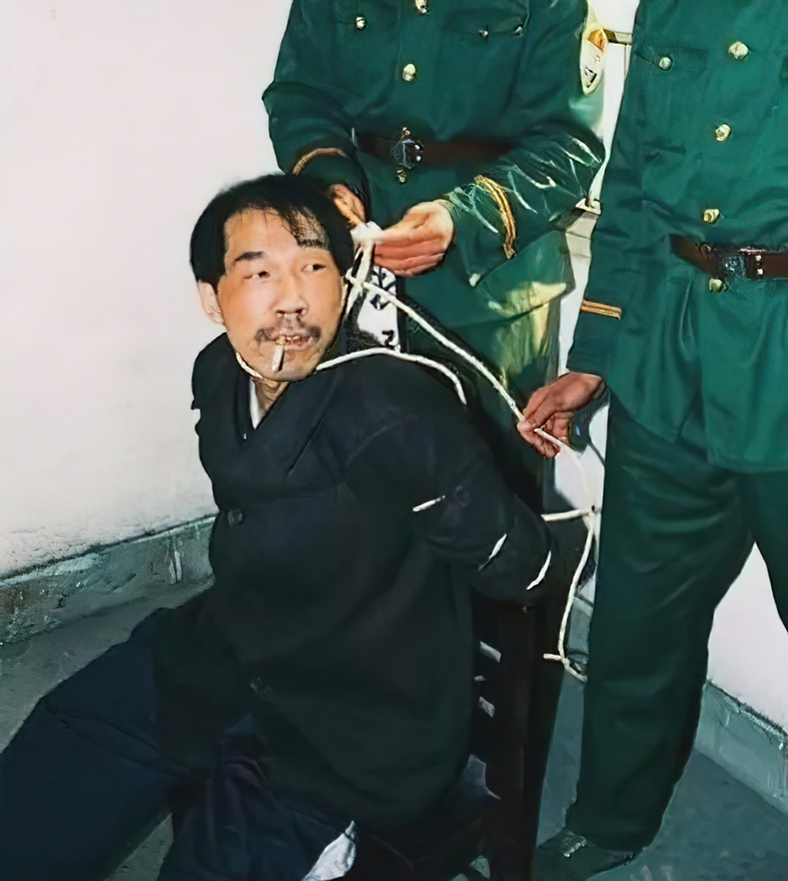 1999年,合肥看守所,法子英穿着一双新布鞋被带去执行死刑,画面中他