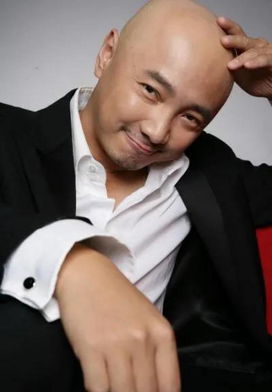 2011年,徐峥拿着3000万《泰囧》的投资款,找到了好朋友王宝强和黄渤