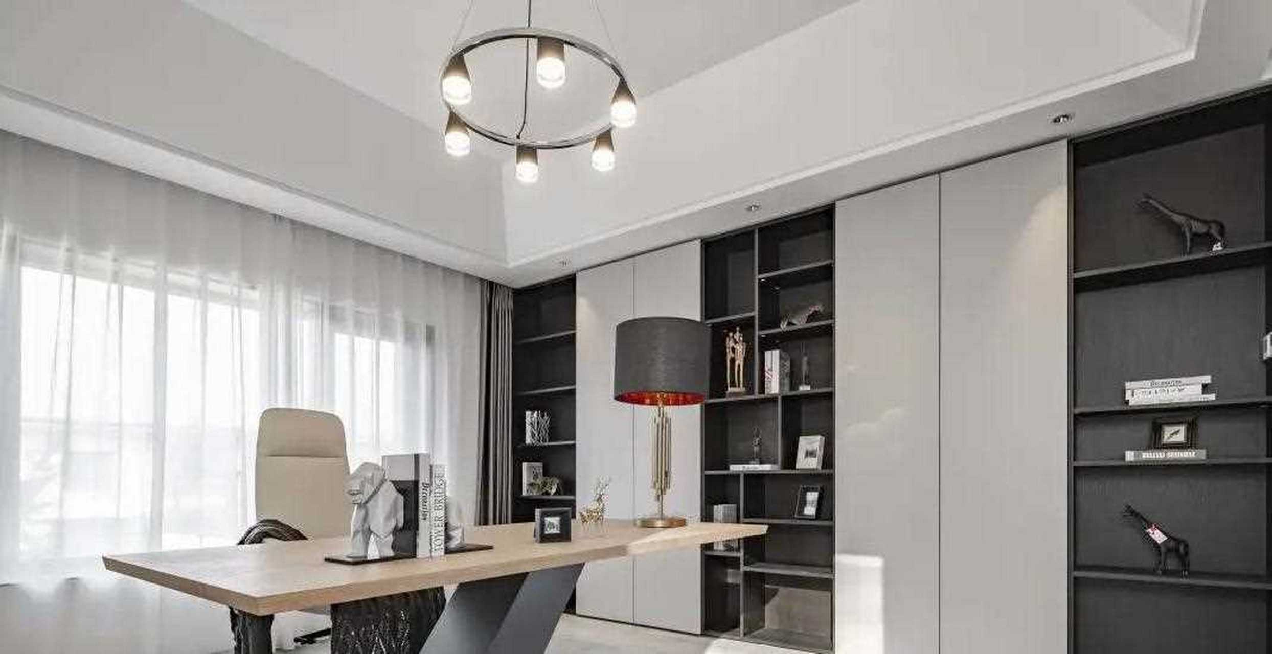 这是卧室套间的书房,满足儿子日常办公以及阅读的私密空间需求.