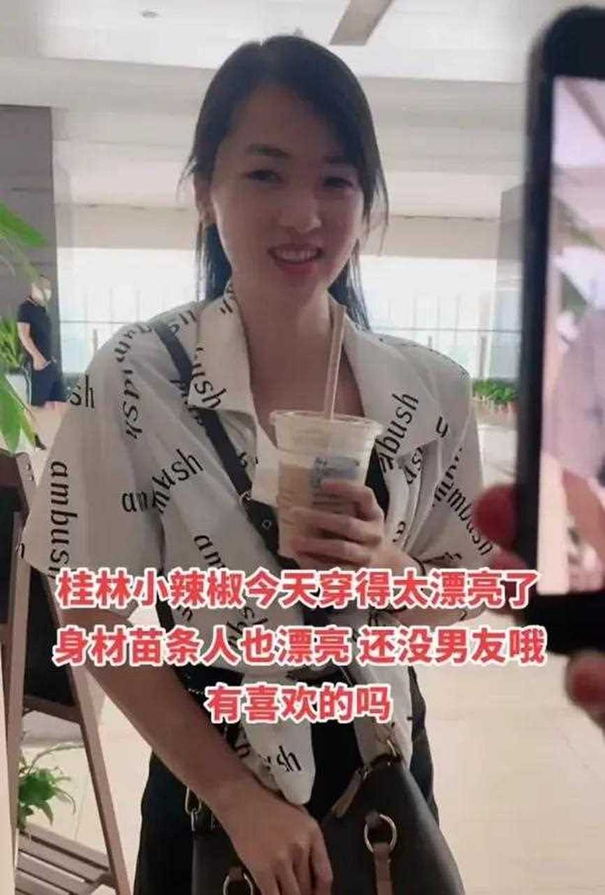 廣西新晉第一美女桂林小辣椒,跑到廣東佛山去找許華升,進了他的直播間