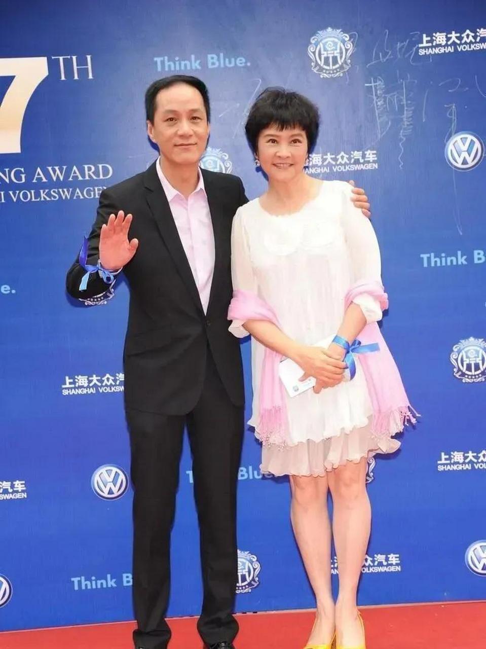 gif创作人 冯远征比妻子梁丹妮小8岁,标准的老妻少夫,但一直恩爱