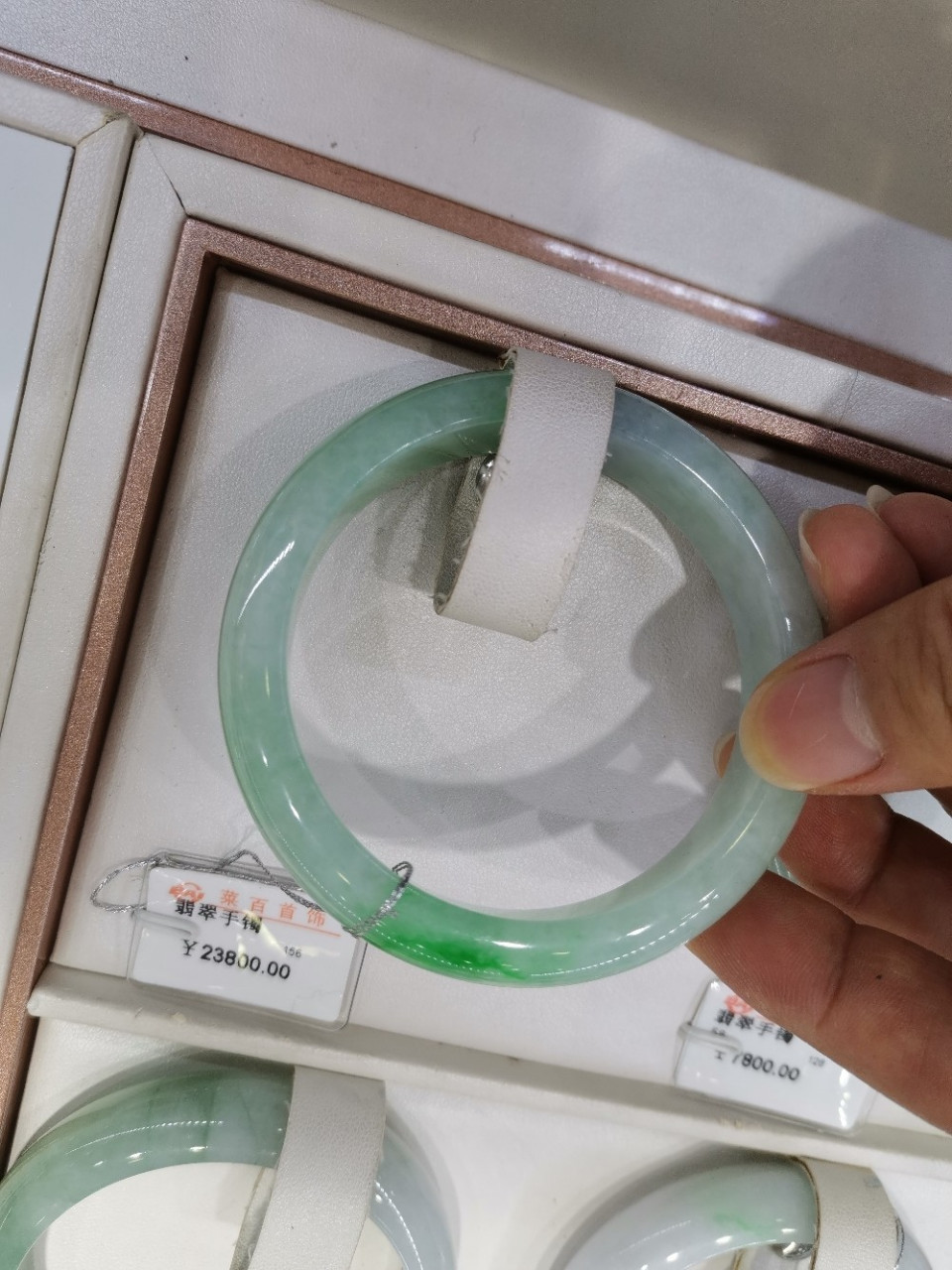 送给妈妈的礼物 在菜百看上一款翡翠手镯,水头不错,带块儿阳绿,颜色