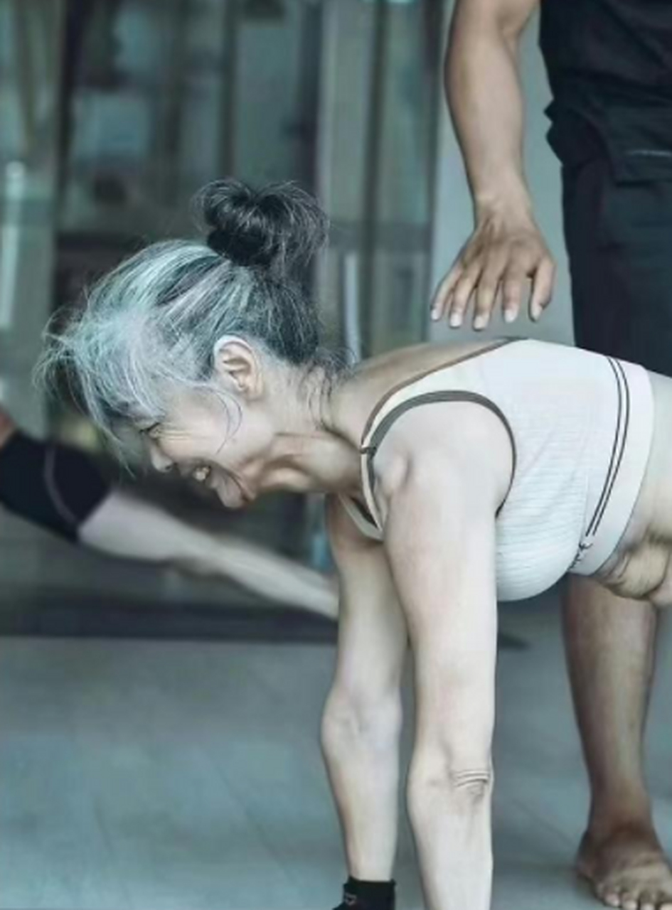 看看80岁的老太太都在健身呢!还有什么理由躺平呢!