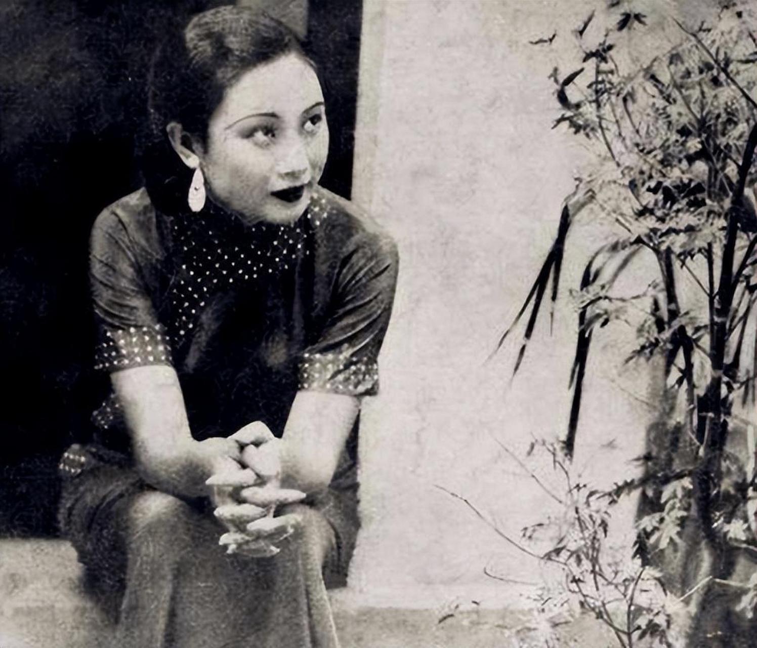 1956年,军统特务头子毛人凤重病在床,妻子向影心端来一碗药让其喝下