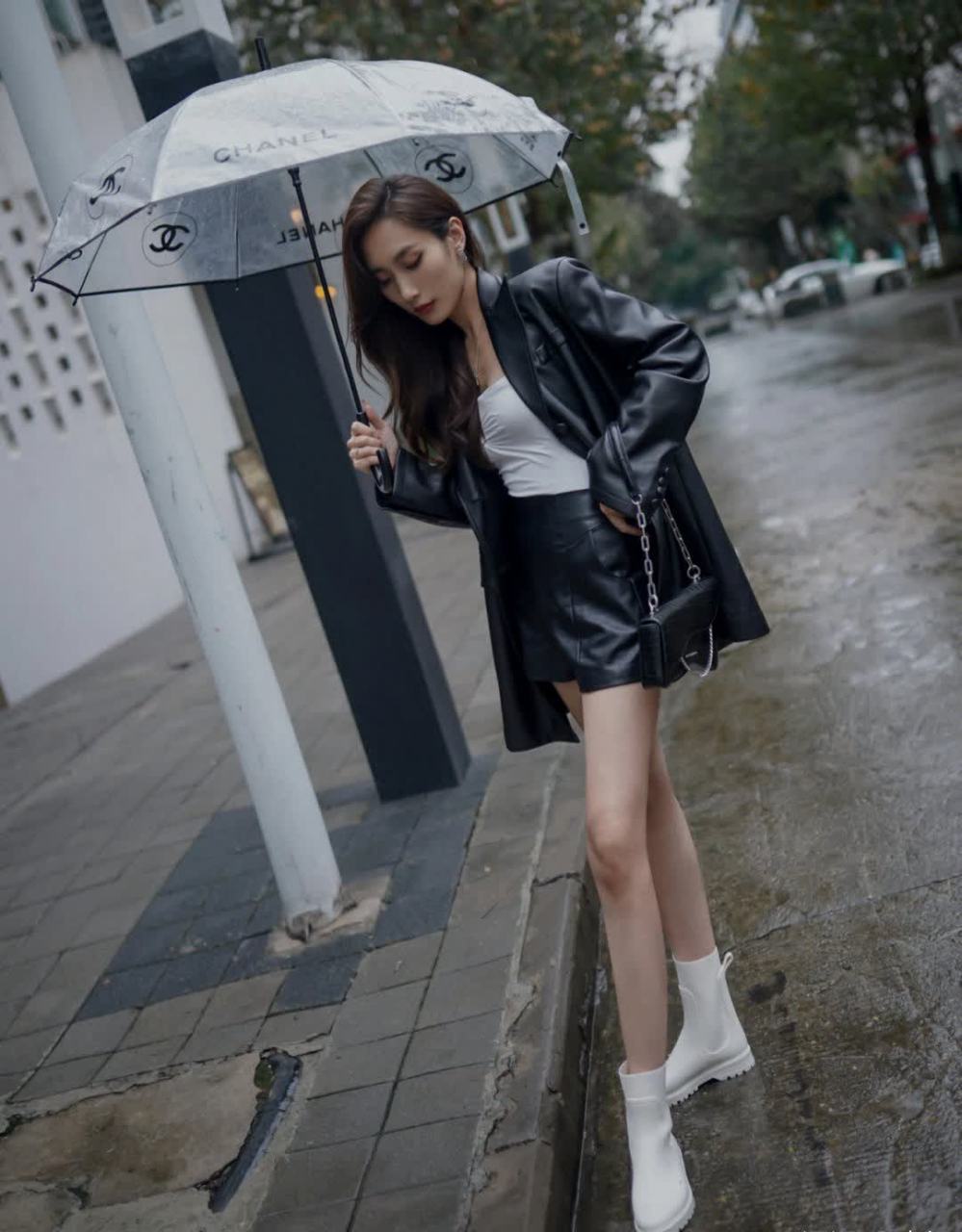 搭配一双抢眼的白色短雨靴   上班路上,回头率超乎想象! 帅气暴击!