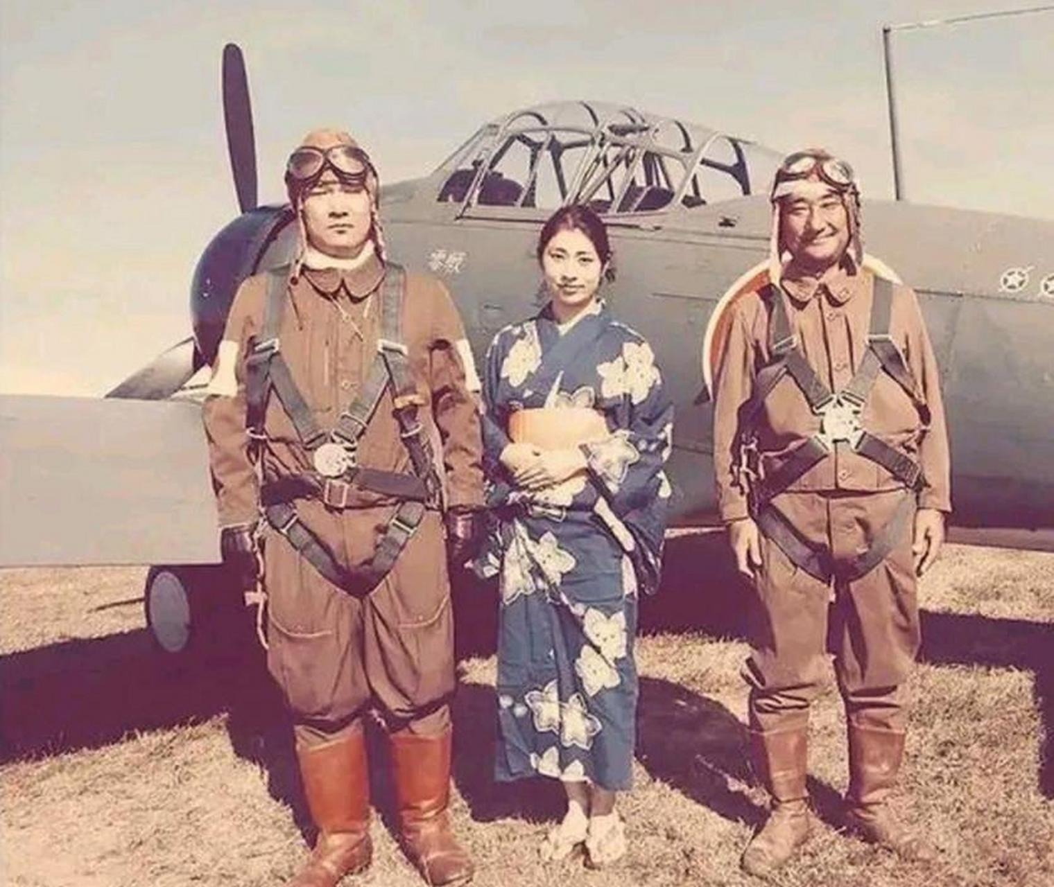 历史老照片,20世纪40年代初,两名日军飞行员与一名穿和服的日本女子在