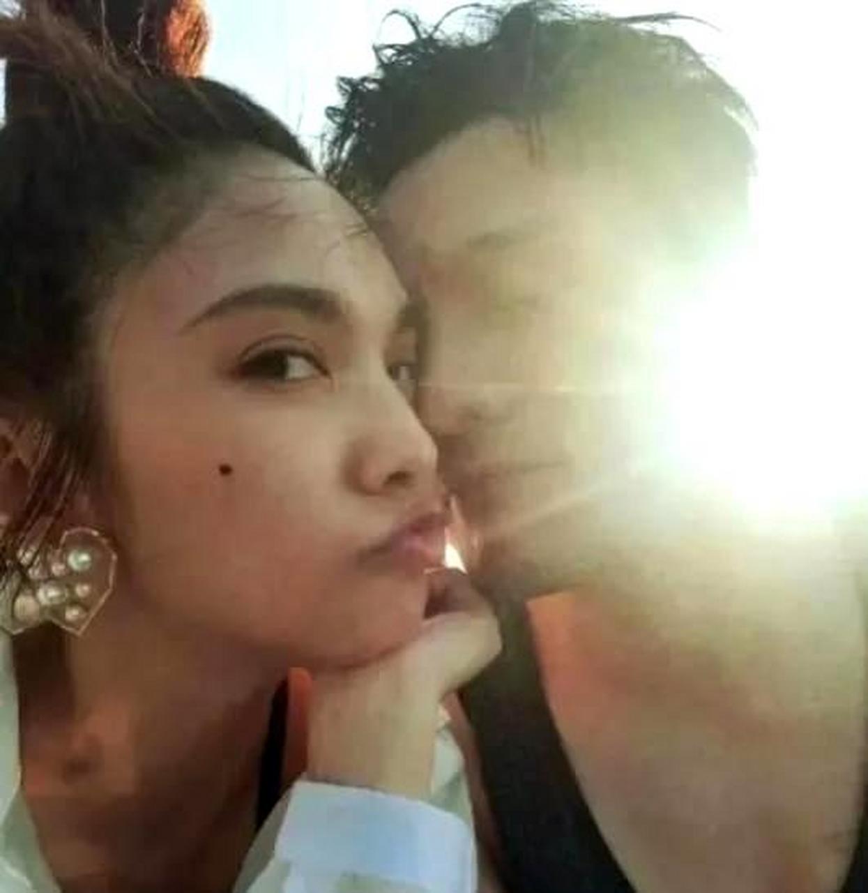 网友在高铁站台偶遇了李荣浩和杨丞琳,两人在离别时隔着口罩亲吻对方