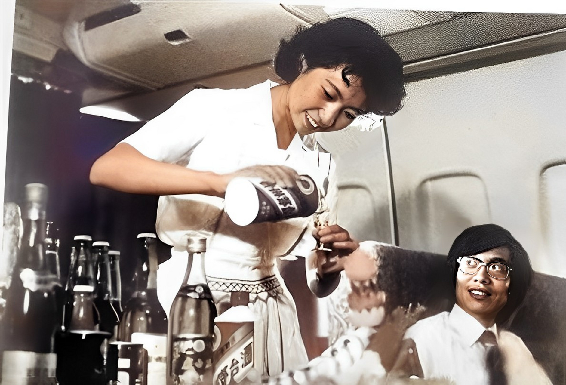 在一个1982年的老照片,一个女人正在为一个男人倒茅台,乘客透过眼镜