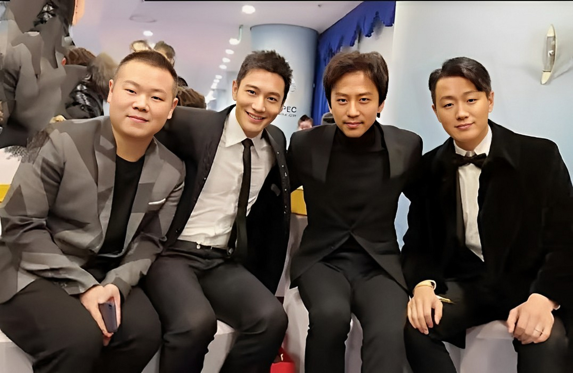 黄晓明,岳云鹏,邓超和佟大为合影留念.黄晓明看上去更英俊了.