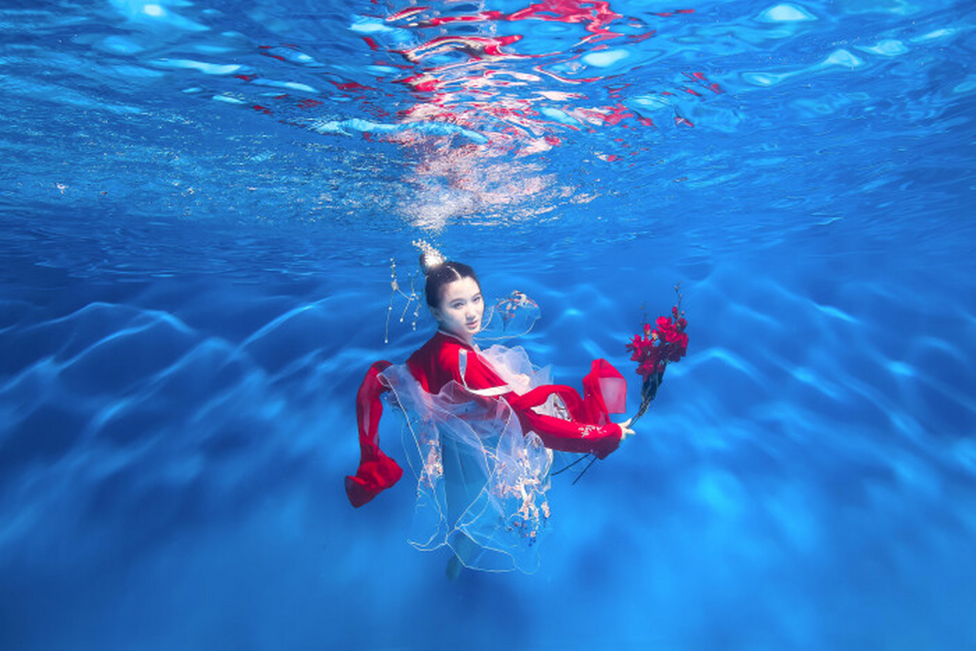 在进行"水下汉服"的拍摄之时,自身的发型除了可以披散头发之外,还可以