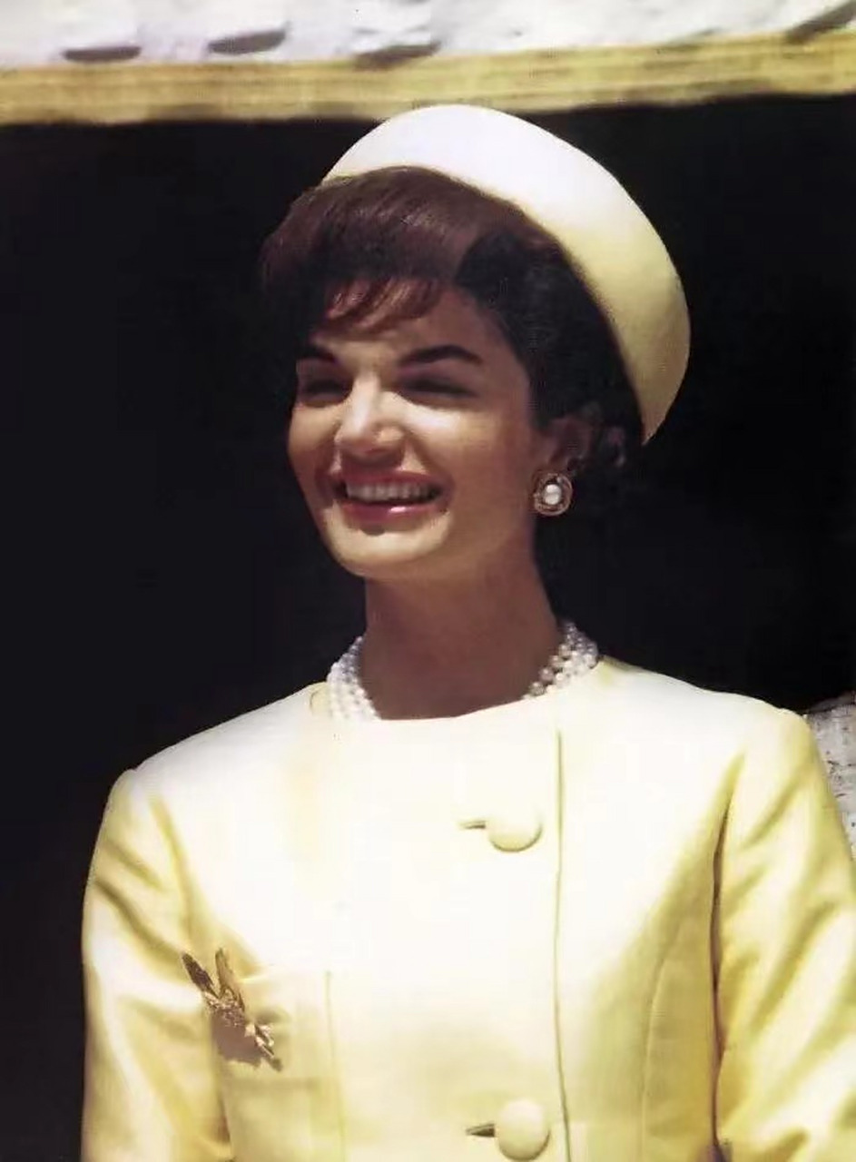 曾经的美国第一夫人杰奎琳肯尼迪,她的时尚穿搭曾引起大众潮流,她曾